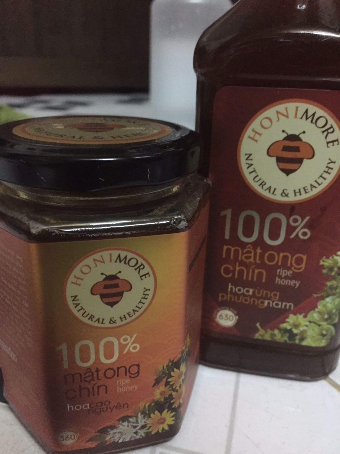 Lúc trước mình mua mật ong này ở siêu thị nên an tâm mua ở tiki luôn. Tuy nhiên, mật ong này có vị ngọt hơn các loại khác, bạn nào không thích quá ngọt thì có thể thử loại khác. Giao hàng hơi lâu do dịch bệnh nên không có vấn đề gì.