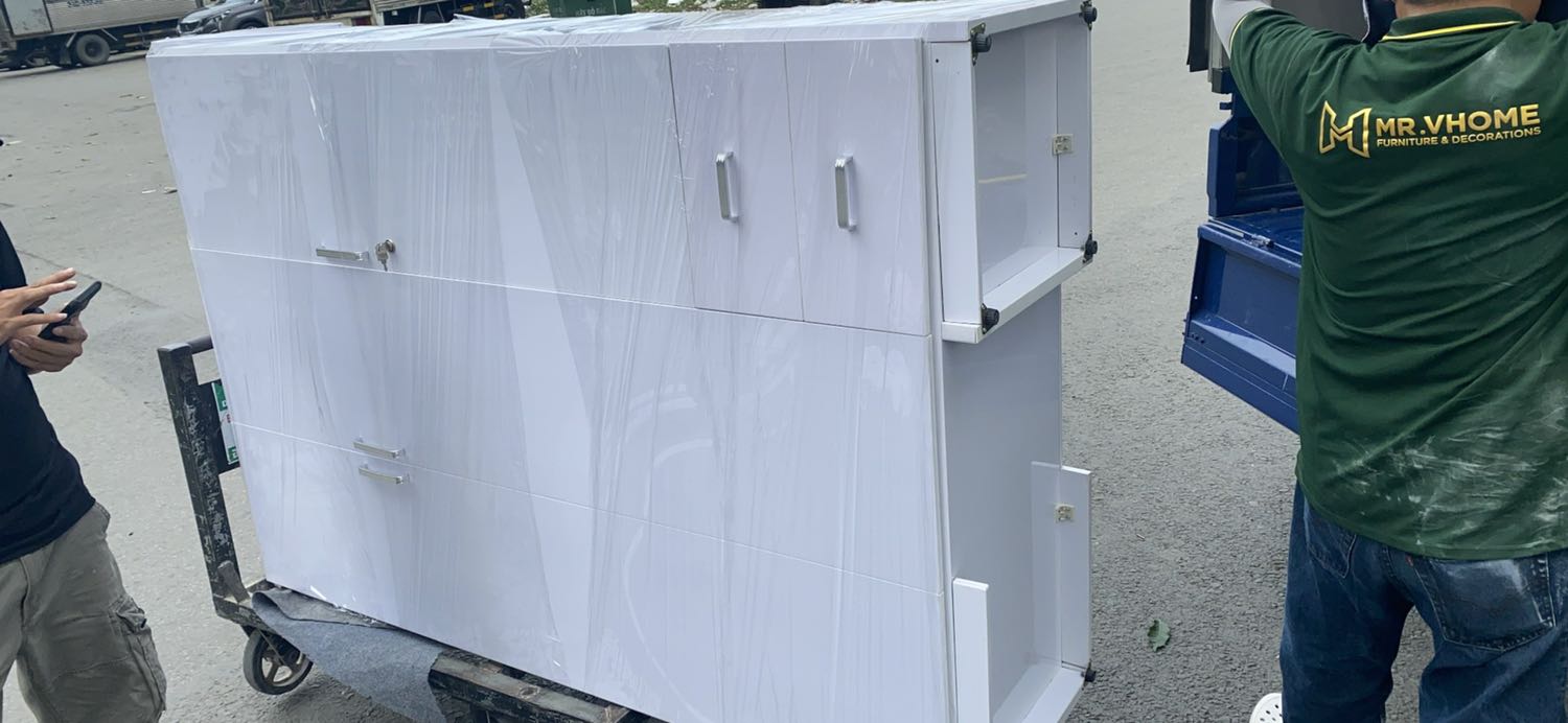 Giao hàng khó khăn đủ thứ với khách. Chưa tới đã hối này nọ. Nói là trễ giờ chuyến sau này nọ.
Chất lượng tủ thì tương ứng giá tiền. Tiền nào tủ đấy. 
Bán hàng mà đưa nhầm ông shiper kiểu này chắc 10 cái tủ bán đc có khoản 2 cái thôi, còn lại khách giận ko lấy chắc chở về.