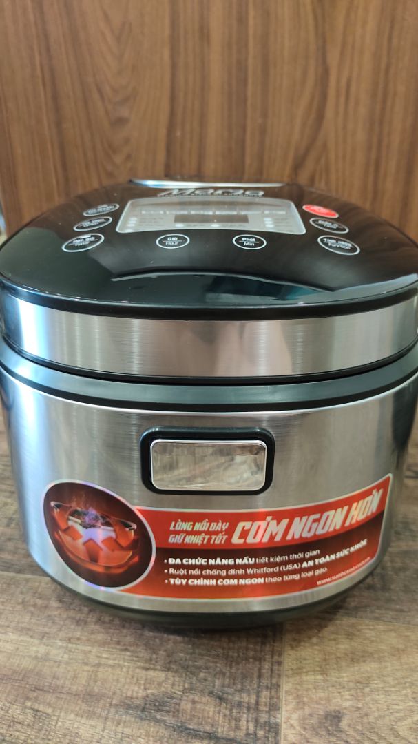 Tiki giao hàng rất nhanh, nhận hàng không vấn đề gì.
Nồi chỉ có nhãn năng lượng 2* nên không ưng lắm nhưng về ngoại hình thì nồi đẹp, nhiều chế độ, thử nấu cơm và làm sữa chua thấy ok, hi vọng nồi dùng bền.