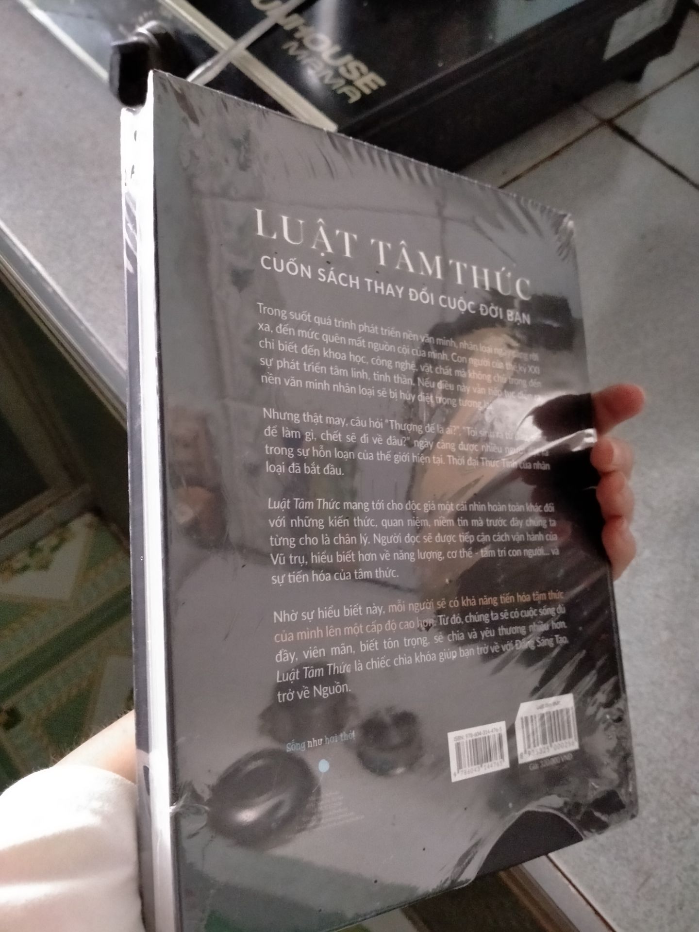 Lúc nhận sách mình khá là bất ngờ. Cuốn sách to ghê luôn. Đóng gói cẩn thận. Cuốn mình nhận được là bìa cứng. Giờ đánh giá thì thấy thì thấy shop ghi bìa mềm ? Cuốn này đỉnh lắm á mọi người. Có khả năng thay đổi cuộc đời mình luôn á. Đọc nhiều lần mới thẩm thấu được nghe ?