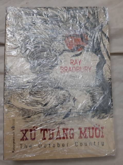 Mình canh mãi mới thấy tiki sale quyển này xuống  55% nên mua nhanh nhanh.
Hay lắm ạ. Sách là những câu chuyện nhỏ khác nhau nhưng đều mang những ý nghĩa nhất định.
"Tôi đã làm đúng như thế.
Và tôi đây.
Và nó đây.
XỨ THÁNG MƯỜI.
Mời bạn vào chơi."