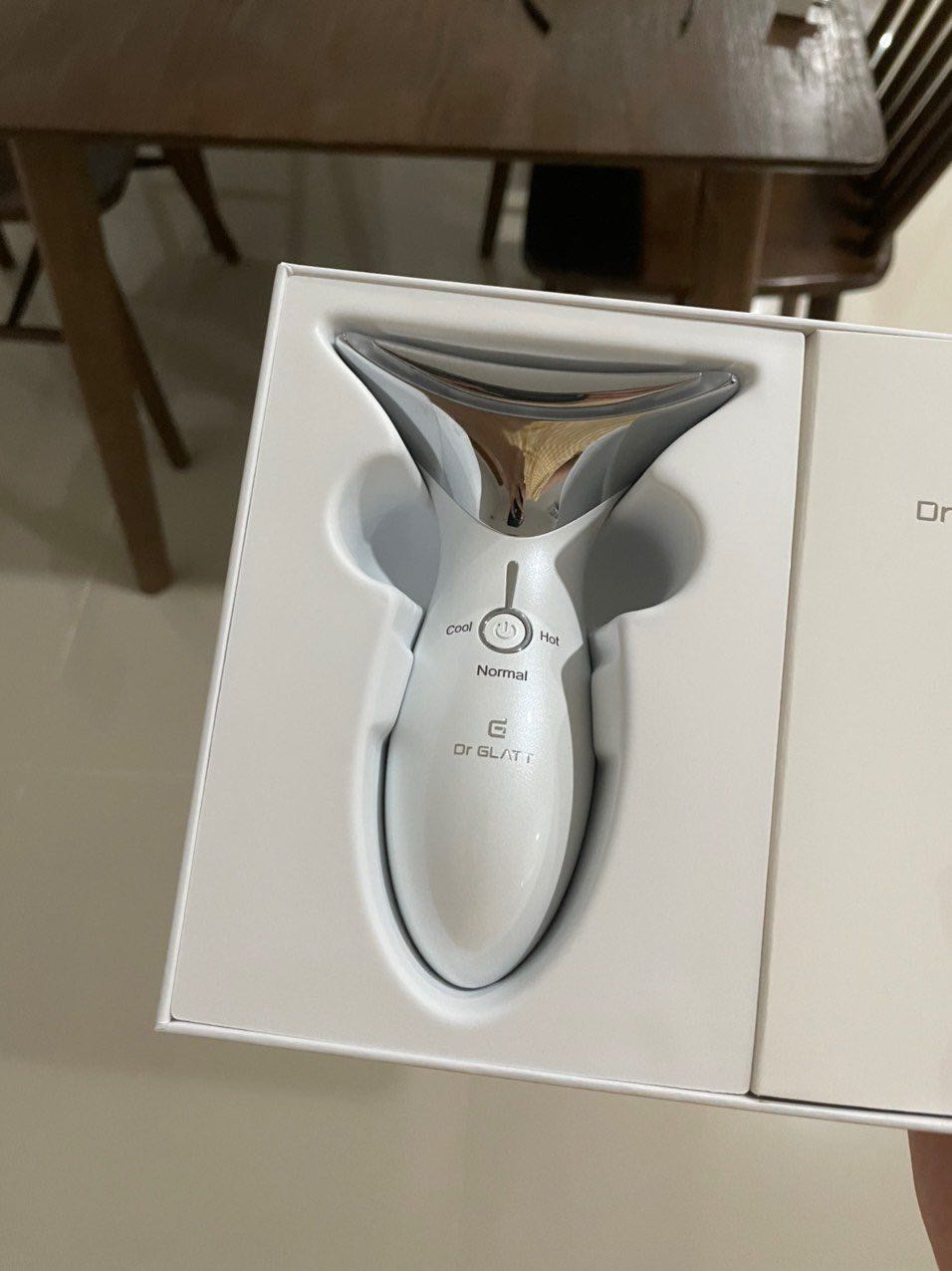 đã nhận hàng nha shop, dadg đi làm, mấy bà đồng nghiệp thử nói ok, màu máy sang, tay cầm thiết kế lạ mà cầm thích lắm, hộp quà cũng xinh, đánh giá 5 sao