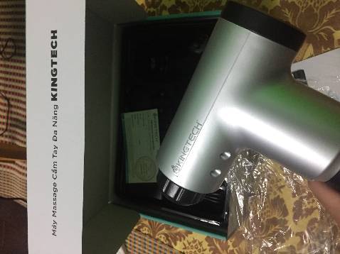 Giao hàng siêu nhanh, ở Hà Nội nay đặt thì mai có luôn, dùng nó đấm ban đầu nhột kinh nhưng được cái sướng :))) Con này vỏ bằng kim loại nên cầm khá chắc, rung khá mạnh, phần vỏ bên ngoài không bám bụi, mồ hôi nên cầm rất sạch. Quá là ưng luôn