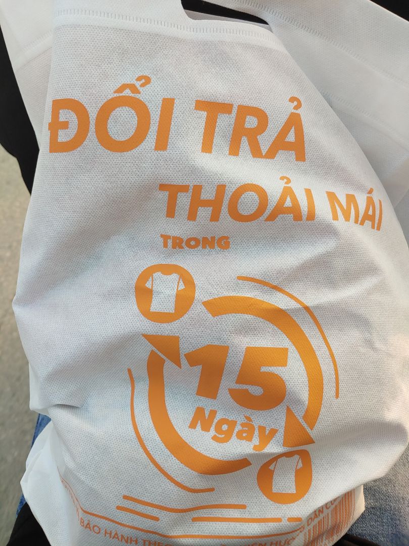 Áo lỗi chỉ thừa, khóa bị kẹt, xin đổi size thì shop online ok shop offline thì k cho đổi vì mình k đã gỡ dây gắn mac, gắn mac phải đem  về cty ms đủ công nghệ. Mình có đem mac theo biết thế tự gắn ở nhà @@
Áo mỏng 1 lớp, viền áo nhìn rất 🤣🤣  tùy mn đánh giá. Màu đỏ đô khác ảnh rất nhiều, k hợp ng trẻ.
Định đánh giá 1 sao nhưng khi về đc cho thêm cái túi "Thoải mái đổi trả" nên 2 sao.
mn tham khảo shop Lining361anta trên shopee áo dày dặn ấm, đổi trả dễ dàng