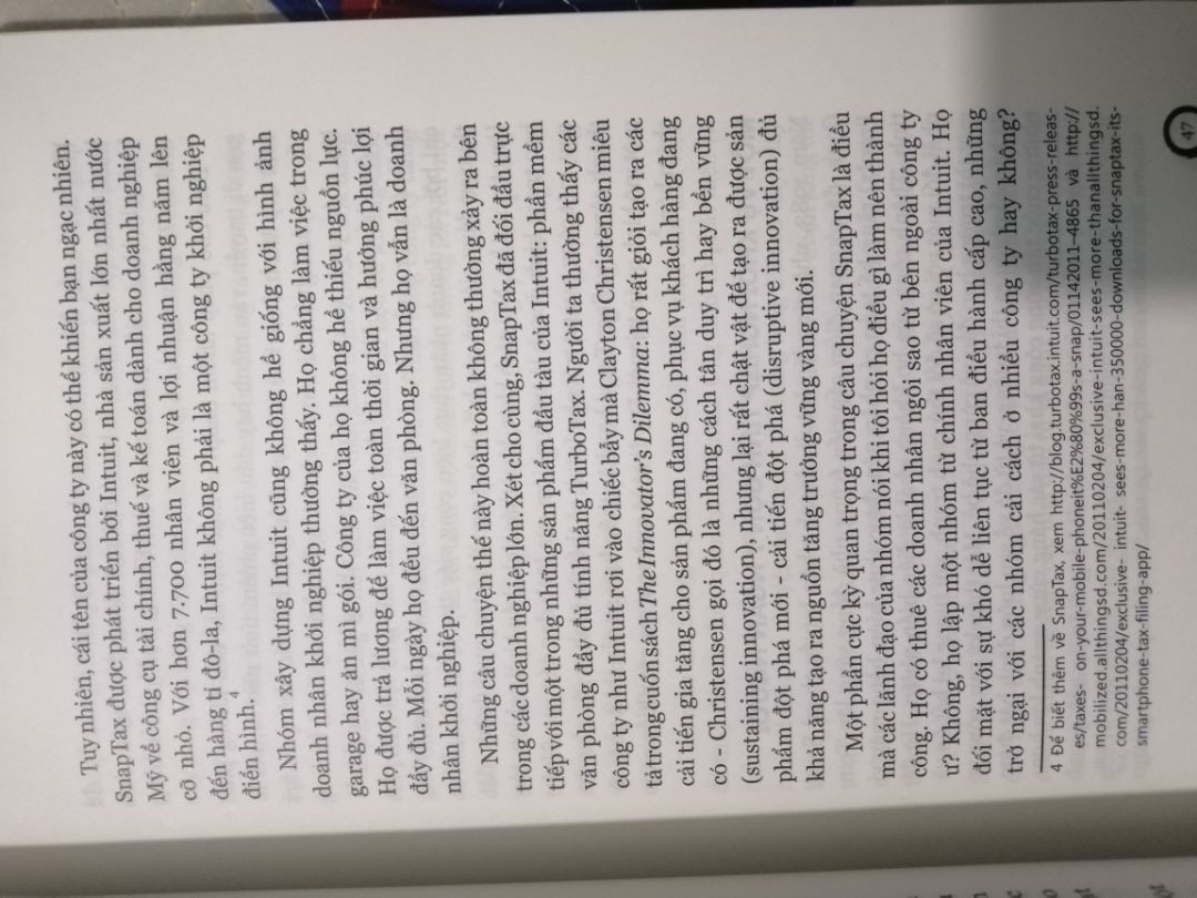 Đây là lần đầu tiên mình report một cuốn sách, đúng như các bạn nói sách này đọc như sách gu gồ dịch, có nhiều sạn ghê gớm từ font chữ, khoảng cách giữa các từ,  các từ tiếng anh và tiếng việc bị dính, mình có gửi lại hình ảnh cho bạn bạn xem. Chưa kể nội dung mình đọc 40 trang nhưng vẫn không hiểu ý nói đến cái gì. Hy vọng tiki sẽ ngưng bán mặt hàng này để nghưng hại túi tiền người khác như mình. Mong được bồi thường