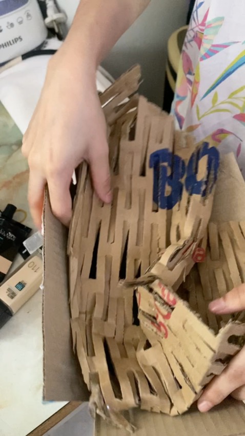 Chất kem nền này thì dùng thích lắm, lần trước mua 109 thì tệp màu da, nhưng xuống tông thì hơi tối, thấy cái 110 sáng hơn chút  nên mua thử thì ai dè trắng bách luôn, nên mua 118 hoặc 109 là Oke với mấy bạn ngăm sáng thiên vàng. Được tặng quà quá trời luôn