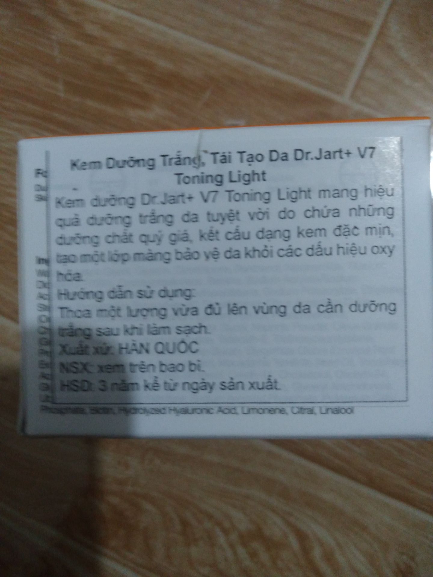 không có tem chống hàng giả, khi mua về thì tem niêm phong bị rách, không có tờ hướng dẫn sử dụng riêng.. không được tin tưởng