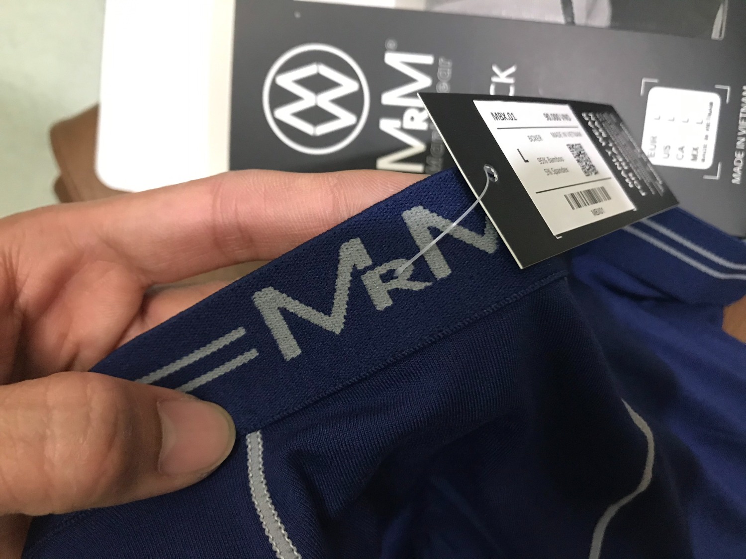 Hàng chính hãng, logo tem mác thương hiệu đầy đủ, rất chuyên nghiệp, đóng gói cũng rất cẩn thận từ shop.
quần mới, mở ra còn nguyên bụi, mùi vải. chất quần mềm mỏng mát, mặc rất thoải mái dễ chịu. mặc cả ngày không bị hăm bên dưới.
Giao hàng hơi bị trễ xíu, đặt lúc 3h chiều, dùng gói tikinow 2h mà tận 5h30 mới nhận được sản phảm, bị trễ mất nửa giờ, lúc đó tan giờ làm, shipper báo tắc đường nên thông cảm,may vẫn còn kịp nhận hàng.
Mặc ban đầu thấy vừa,thoải mái dễ chịu, dùng 1 thời gian xem sao. Goodd !