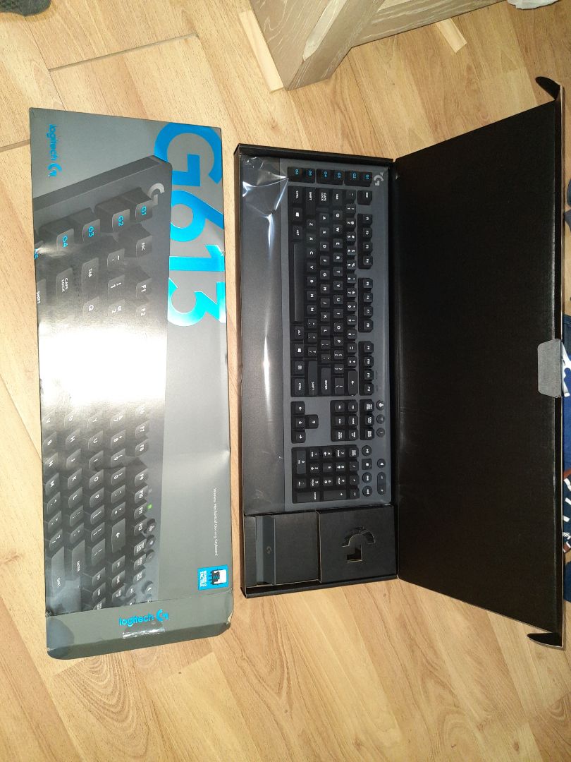 Đóng hộp rất ok, khá nặng, và to, hình thức ko đẹp, lần đầu tiên mình dùng bàn phím cơ thấy cảm giác gõ rất nhạy, cv mình typing nhiều. Nối Bluetooth hoặc wireless cực nhanh. Để làm việc thì ổn, để trang trí thì ko đẹp gọn cho lắm, với mình là 5 sao