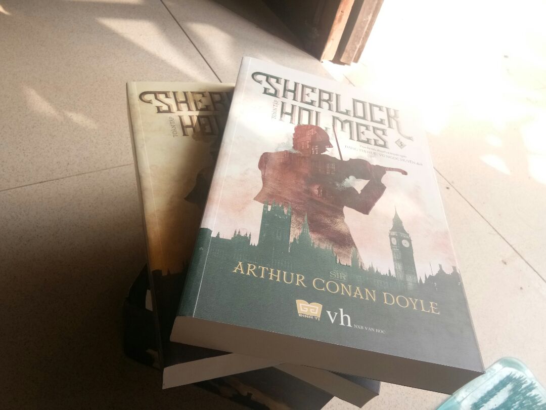 eo ơi sách xinh dã man luôn ấy ạ, rất thích mấy kiểu cổ thế này, cơ mà có thêm hình minh họa nữa thì pơphec. Phần góc hộp có hơi bị dập tí nhưng vẫn cho 5 sao vì sách đẹp ghê ??