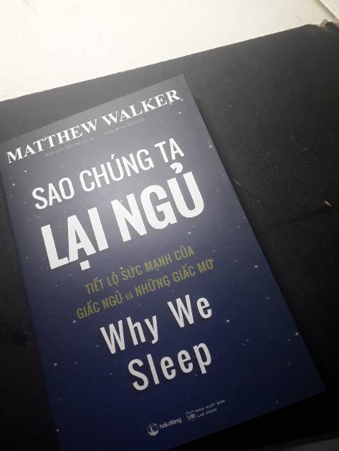 Sách được giao rất nhanh, đóng gói sách kỹ, cẩn thận, siêu ưng ý. Sách rất đẹp đúng nghĩa xịn mịn, có bookmark, bìa bọc bên ngoài. Sách có bị in thừa một tý nhưng không  sao.
Là cuốn sách về giấc ngủ đầu tiên được viết bởi chính một chuyên gia khoa học hàng đầu, giám đốc Trung tâm về Khoa học Giấc ngủ Con người của trường Đại học California, Berkeley, Sao chúng ta lại ngủ trở thành một cuộc khám phá mang tính đột phá về giấc ngủ, giải thích việc chúng ta có thể khai thác được sức mạnh biến đổi của giấc ngủ nhằm làm thay đổi cuộc sống của chúng ta trở nên tốt đẹp hơn như thế nào.
Giấc ngủ từ lâu đã trở thành một trong những khía cạnh quan trọng nhất song lại được hiểu đúng giá trị ít nhất về sự sống, sức khỏe và tuổi thọ của con người chúng ta – cho tới khi xuất hiện sự bùng nổ những cuộc khám phá mang tính khoa học trong hai thập kỉ qua đã bắt đầu soi rọi ánh sáng mới mẻ về chủ đề này.