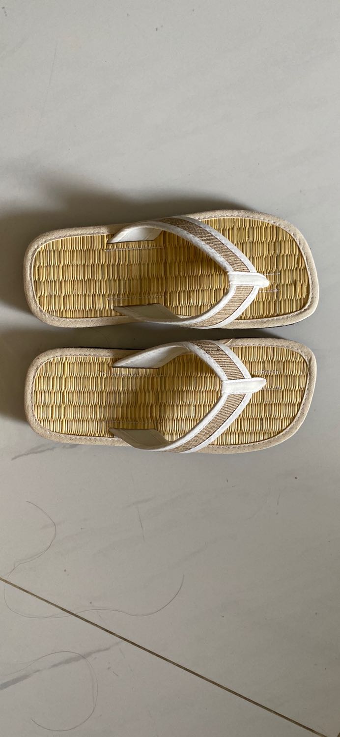 Dép xịn sò. Đẹp. Đường may rất sắc sảo. Lót quế thơm. Đi em chân và chắc chắn. Sản phẩm 5 sao.
Nhân viên Tiki giao hàng 5 sao - nhiệt tình, thái độ thân thiện. 
Mua thêm em này cho cả nhà đi