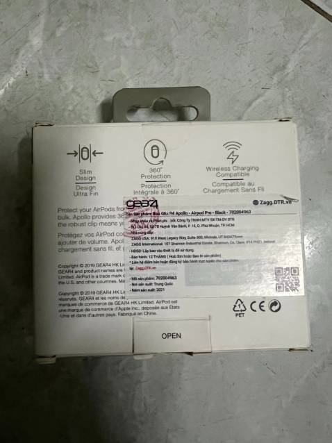 Ngoại quan: Sản phẩm có ngoại quan tương đối giống với mô tả, sản phẩm chính hãng có vỏ hộp nhìn xịn xò. Khi mở hộp ra thấy cách gắn sản phẩm đã bị lệch, như đã có người đụng vào, không còn được nguyên zin của sản phẩm. 
Xuất xứ: Thương hiệu của GEAR4 của Anh. 
Sản xuất: Tại China anh hùng. 
Chất lượng: Bao da màu đen, khá dày, chống bám bẩn cũng tàm tạm, có móc khóa. Khi gắn bao vào Airpods Pro thì vừa khít.
Thời gian giao hàng: Thời gian giao hàng nhanh, đặt từ 17:32, Chủ nhật 27-*** đến 10:23, Thứ ba 29-*** sản phẩm đã được giao đến. 
Thái độ nhân viên giao hàng: Ổn, chịu hợp tác với tôi trong việc giao hàng. 
Giá sản phẩm: Mua hàng canh lúc sales và có thêm mã giảm giá nên mua được với giá 235.600 đồng, miễn phí ship. 
Tổng quan: Sản phẩm phù hợp với những ai muốn sử dụng hàng chính hãng với một giá tiền và chất lượng sản phẩm tương đối. Bên cạnh đó, thời gian và dịch vụ giao hàng ổn. Cảm ơn mọi người đã đọc.