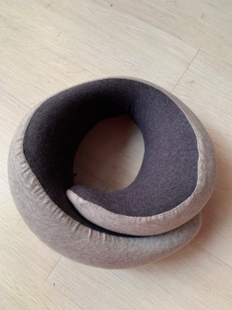 Chỉ khá ổn thôi. Vỏ gối tốt, ruột gối có áo gối riêng, nam châm may vào áo gối, foam tốt. Ngoại hình đẹp.
Điểm trừ: không bao chặt cổ, sục sịt, do nam châm 3 nấc, phần gối sau rất mỏng không ngon, sử dụng thực tế không tốt bằng gối chữ U màu xám của shop. Hãy mua gối chữ U màu của shop.