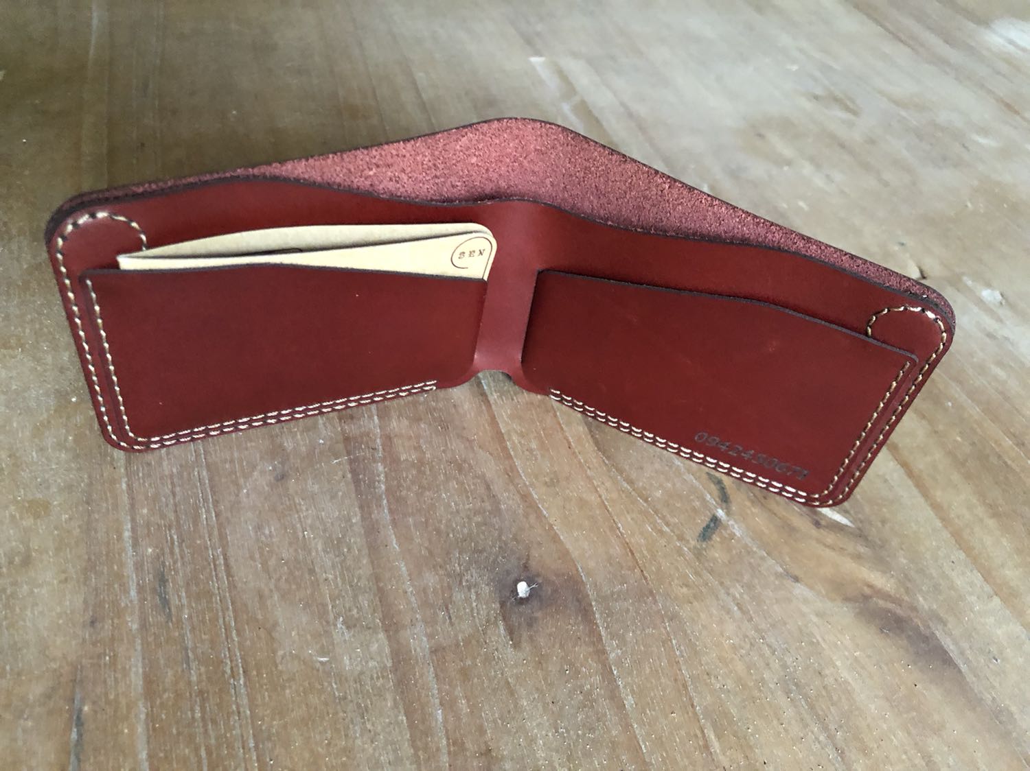 Sản phẩm này thiết kế rất thông minh nhỏ gọn mà không bị thiếu mất một chức năng nào mà một chiếc ví nên có. Đây đã mua sản phẩm thứ tư tôi đã mua rồi vẫn rất hài lòng với shop, tư vấn viên rất nhiệt tình