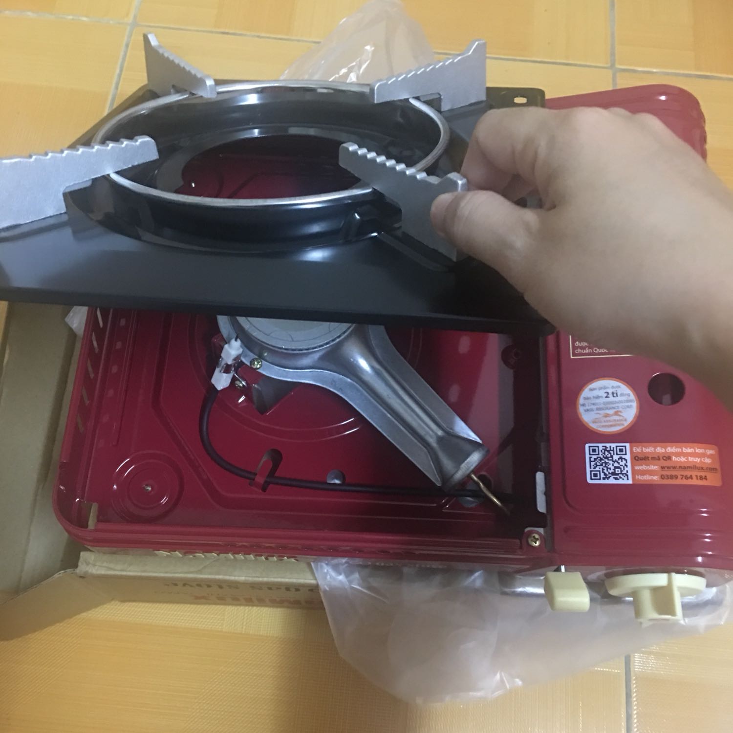 Mình mới đặt bếp ngày 16/9, qua ngày hsau là nhận dc hàng. Bếp mới và đẹp. dễ tháo lắp vệ sinh. mình chưa mua bình gas nên chưa *** lửa ntn. Ko nhận được phiếu BH. chỉ có quyển sách HDSD. giá mua sale là 209k