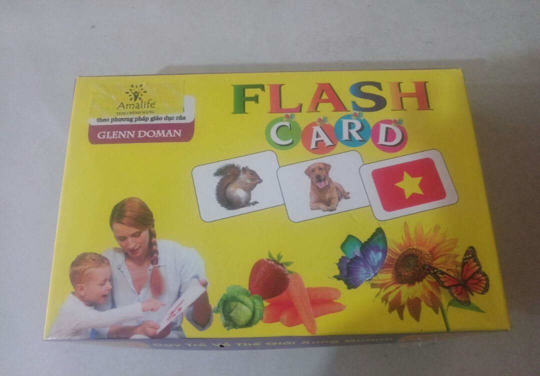 Giao hàng nhanh hơn dự kiến. Đóng gói cẩn thận. Sản phẩm rất ok. chất giấy cứng cáp. Màu sắc in rất đẹp tươi sáng rõ nét. Khổ to dễ nhìn. 
Mình góp ý là phần rau củ thì để những rau củ có nhiều màu sắc thì bé sẽ thích hơn.