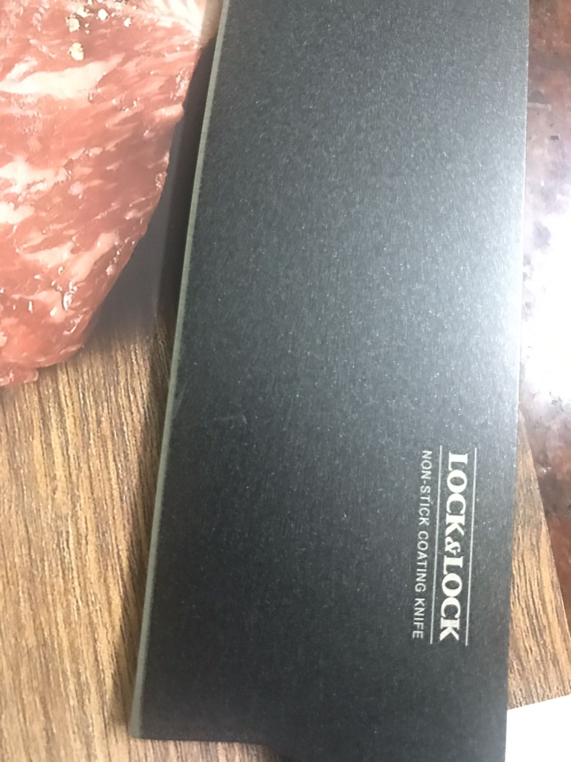 Sản phẩm đẹp, cầm chắc tay, nhưng lưỡi dao hơi xước, lưỡi không quá sắc.