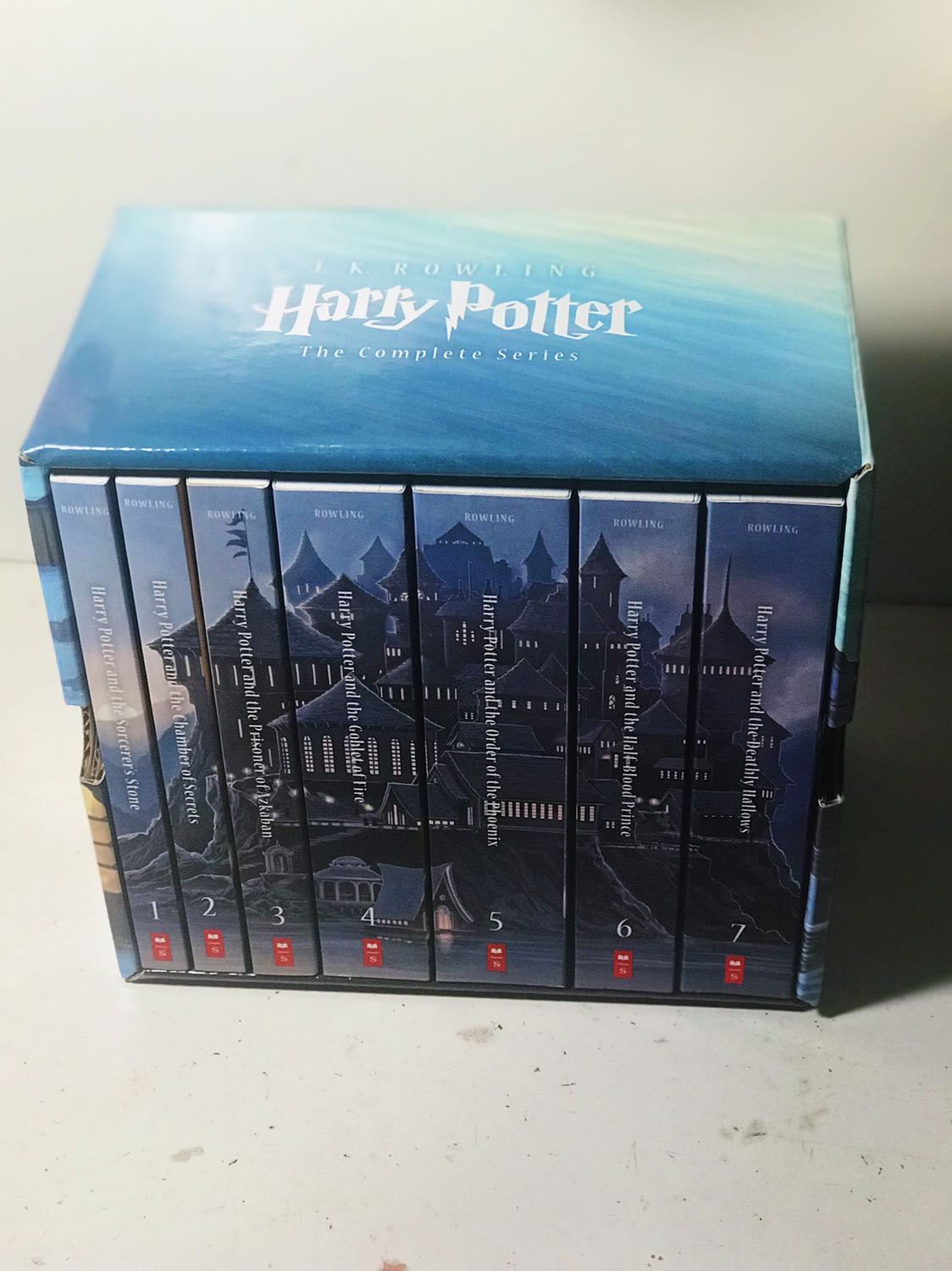 Tiki giao hành nhanh quá ! Mình mới đặt hồi qua (25/03/2020) mà sáng nay (27/03/2020) gần 10h là có luôn mặc dù trong đơn hàng dự kiến là 3 ngày nữa mới có!
Tiki đóng gói cẩn thận, hôm ko bị méo gì hết. Mình mua vì canh ngay thời gian Flashsale giảm 50% nên còn 1tr2 ( giá gốc là 2tr4). Mình thấy Có nhiều nhận xét bảo là có thể giá sách còn giảm nữa nên cũng hơi lưỡng lự nhưng mua về vs mình giá này ổn rồi. Tất cả mọi thứ đều rất ổn chỉ trừ giấy bị mỏng nên các bạn xem sách cẩn thận nhé. Tuy nhiên thì ko biết sao giấy sách như thế thì mình cầm cảm giác muốn đọc hơn bình thường :)) ( cái này khuyết điểm của sách nhưng cũng là ý kiến cá nhân). Nói chung mình thấy mọi thứ Được.