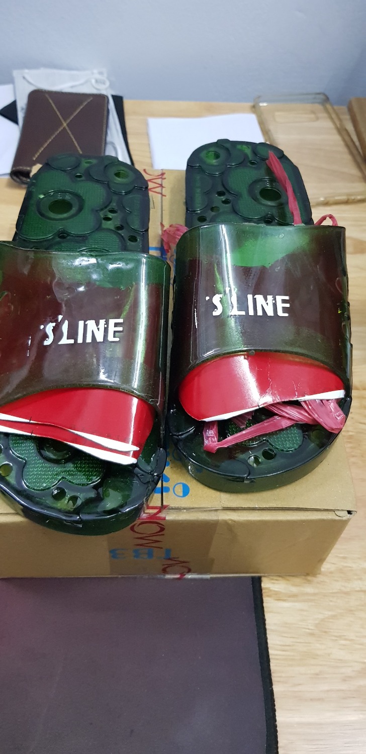 Ghi là Hàn quốc nhưng hàng giao đến giống hàng ngoài chợ, từ bao bì cho đến sản phẩm.
Mình mua của shop "Quỳnh Anh Shoes". Vẫn mua đồ của tiki nhưng đây là lần đầu tiên mua phải hàng như này. Đã yêu cầu tiki đến để trả hàng. Mong tiki kiểm duyệt hàng bán ra kĩ hơn để đỡ mất thời gian của khách chứ thấy shop nào cũng ghi cam kết hàng chính hãng mà giao đến thì như này.