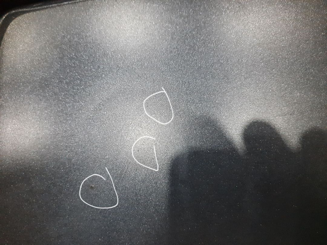 - Giao hàng và đóng gói: Nhanh và Cẩn thận, không lỗi vận chuyển.
- Shop bán hàng: Tư Vấn nhiệt tình
- Tuy nhiên có một số vấn đề về sản phẩm :
+ Đầu nối kim loại khi mới mở hộp : đen như có dấu hiệu hoen gỉ, nhưng shop đã giải thích do quy trình sản xuất, sản phẩm cần được *** chất lượng trước khi xuất xưởng. Do chỗ đầu tiếp xúc nhiệt độ cao nên đổi màu kim loại
+ Tay cầm nhựa 2 bên cách nhiệt tốt nhưng có dấu hiệu sờn  không điều màu, không giống nhựa mới, chụp ảnh không phân biệt được nên mình không đính kèm
+ Sau khi dùng 1 lần, nướng ức gà chỉ dùng đũa gỗ, mút mềm rửa nhẹ; nhưng đã phát hiện mặt chống dính có dấu hiệu bong tróc như hình. Rất tiếc khi sử dụng đã không quay video lại!
 TỔNG QUAN: KHÔNG NÊN MUA SẢN PHẨM NÀY