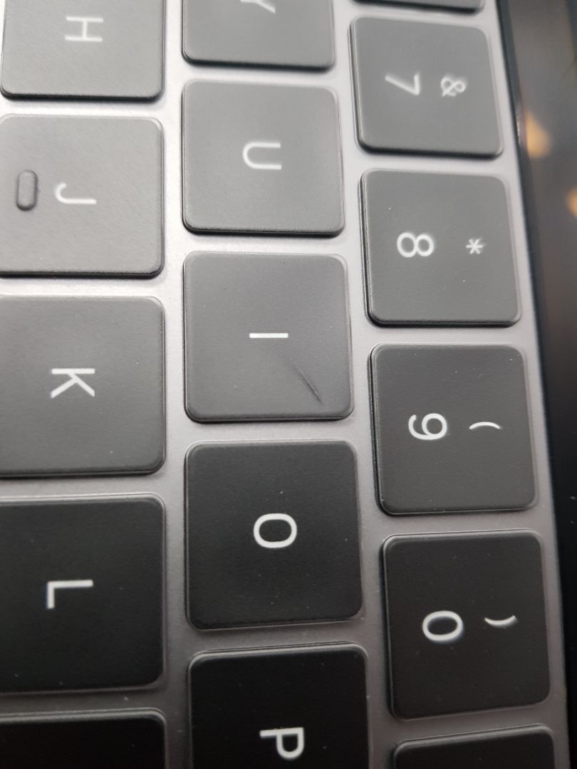 đáng lý mình cho 5 sao, nhưng nút chữ i bị lỗi, nên buộc cho 2 sao. Shop lần sau xem kỹ trước khi giao nhá.