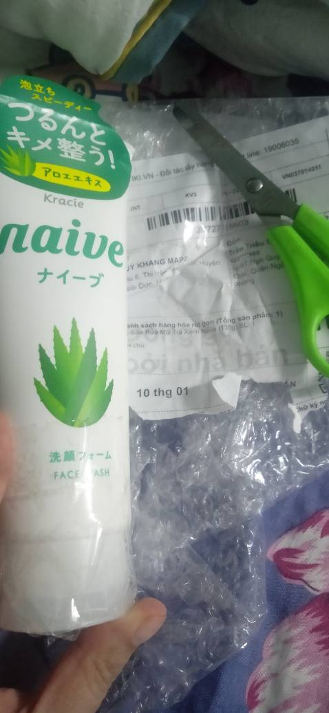 Mình mua trà xanh, shop lại giao cho mình lô hội là sao? Lần thứ hai đổi lại vẫn đưa sản phẩm khác cho mình. Mình mua trà xanh sao lúc nào cũng nhầm loại khác vậy. Sắp xếp hàng hóa kiểu gì vậy. Hai trai srm khác nhau mà cũng nhầm được cũng chịu vậy. Nhà bán hàng muốn trả thù khách hàng đây mà.