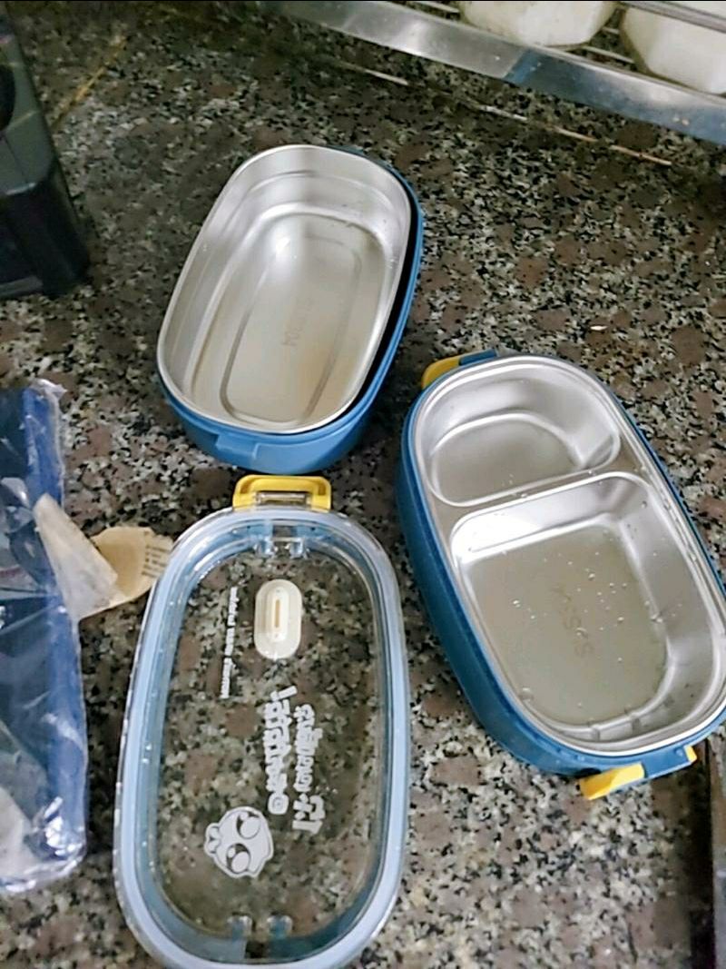 giao hàng nhanh. hộp cơm giữ nhiệt khá oke. màu dễ thương. hộp chắc chắn. đầy đủ phụ kiện đi kèm. hàng gói kĩ