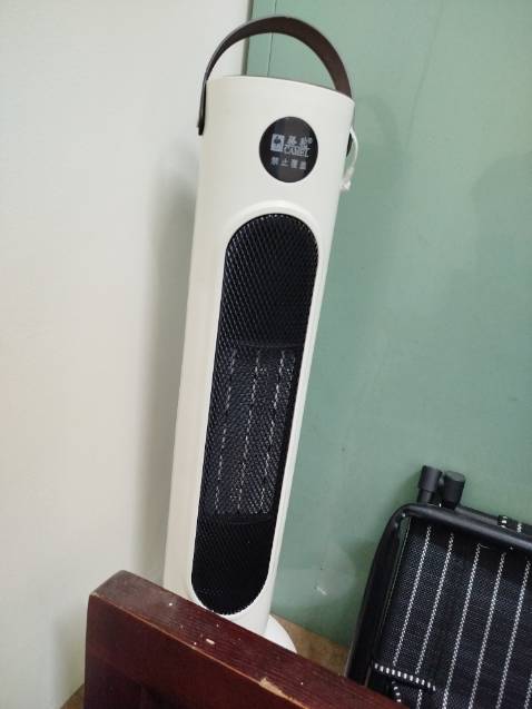 Phòng 21m2, thời tiết Hà Nội cũng không quá lạnh, chỉ hơi se lạnh nhưng máy làm ấm khá kém, không rõ ràng, mặc dù đã bật chế độ ấm nhất. Tính ra thì không khác cái máy sấy trong tủ sấy quần áo là mấy, có điều không kêu to bằng máy sấy. Đặt để chiếu vào giường cũng không tác dụng hơn là mấy vì quạt của máy hướng lên phía trên