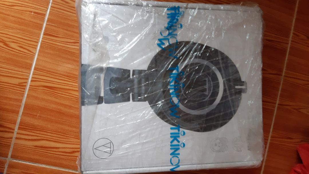 Thật sự thì tai nghe quá tuyệt vời. Mình phê bình cách đóng gói của Tiki. Hàng là đồ điện tử, vậy mà không hề cho vào hộp và chèn lót cẩn thận như mọi lần mình mua. Thay vào đó chỉ bọc một lớp túi bóng mỏng tang. Vận chuyển xa như vậy liệu có đảm bảo không !!n