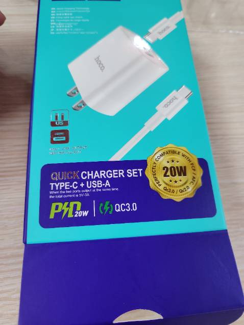 Giao hàng nhanh, mà do đổi sang địa chit công ty đánh nhầm số đt, shipper ko liên lạc được nên thành giao chậm, cốc sạc + dây sạc ok, dùng thấy ổn