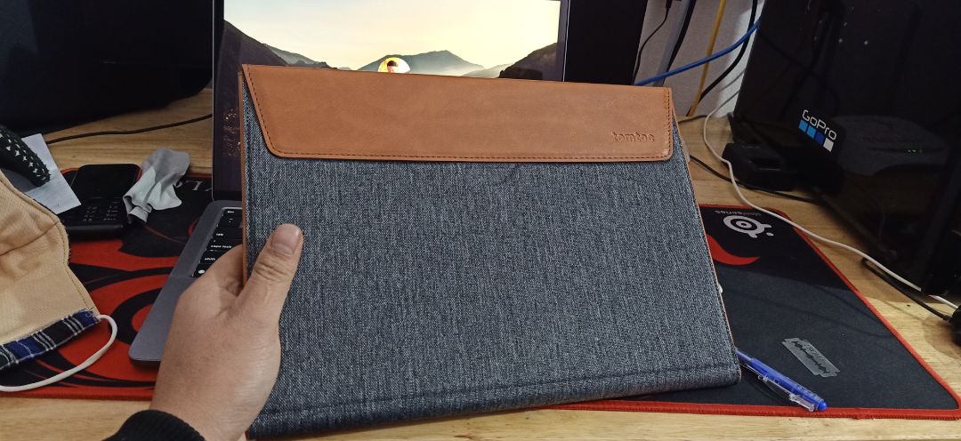 đóng gói rất đẹp, bọc nolon chống sốc các kiểu, đựng vừa vặn macbook pro 13" 
có đầy đủ phiếu bảo hành...
chỉ mỗi tội giao hơi lâu