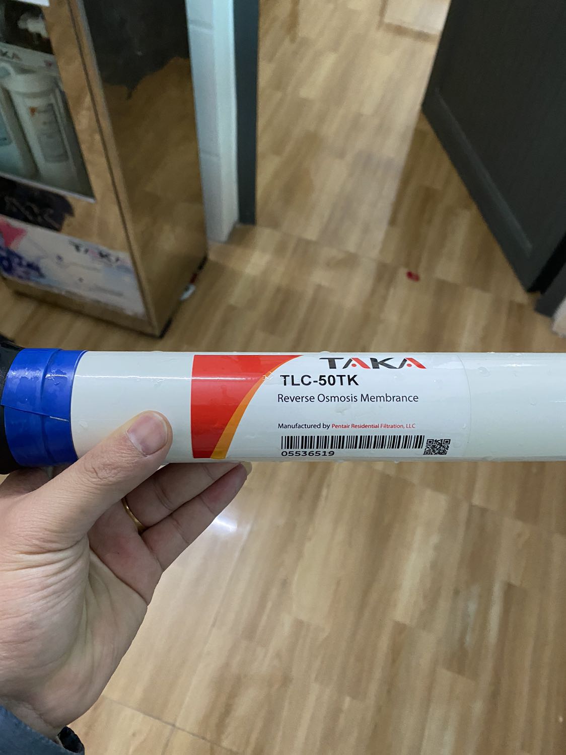 Mình mua lắp thay lõi RO của máy lọc Taka (có vẻ lõi taka ko phải RO chuẩn :( ). Lắp vừa vặn, nhãn mác check thì thấy chính hãng, đóng gói chắc chắn. Vỏ có tem Karofi. Mình mua lắp thay lõi RO của máy lọc Taka (có vẻ lõi taka ko phải RO chuẩn :( ). Lắp vừa vặn, nhãn mác check thì thấy chính hãng, đóng gói chắc chắn. Vỏ có tem Karofi.