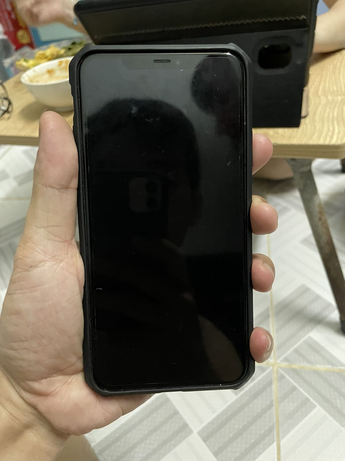 Ốp lưng dùng khá ổn. Thiết kế đơn giản, nút bấm êm. Độ bền cần dùng lâu mới biết.