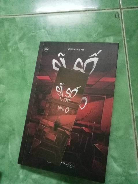 Bìa đẹp, không bị tróc hay cong, còn vương mùi sách mới (?), giao hàng nhanh, đóng gói kĩ nhe, à hình như còn được tặng thêm 1 bịch thung nữa ấyyy