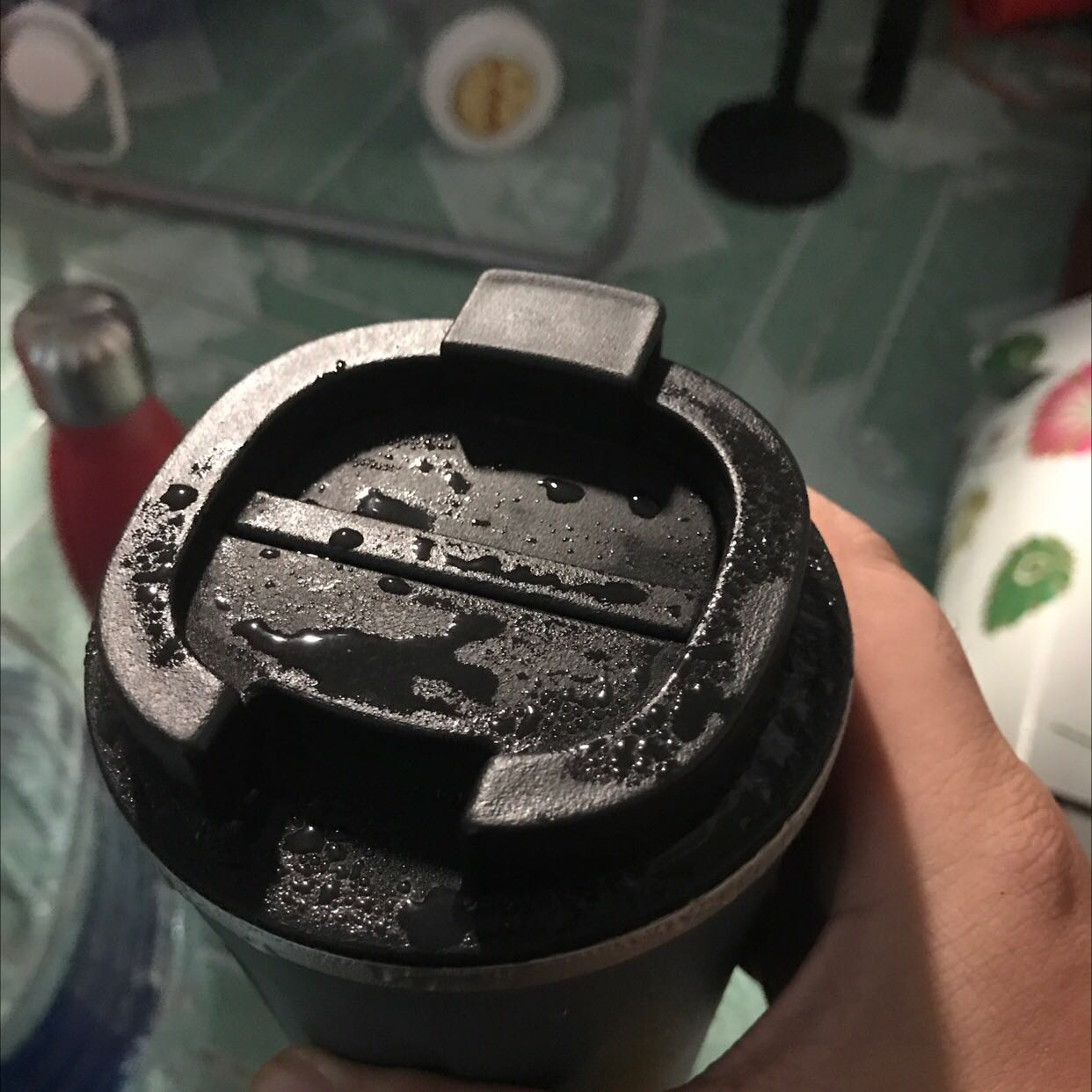 Bám hơi nước khi có đá, bị rĩ nước ở chổ uống ước.