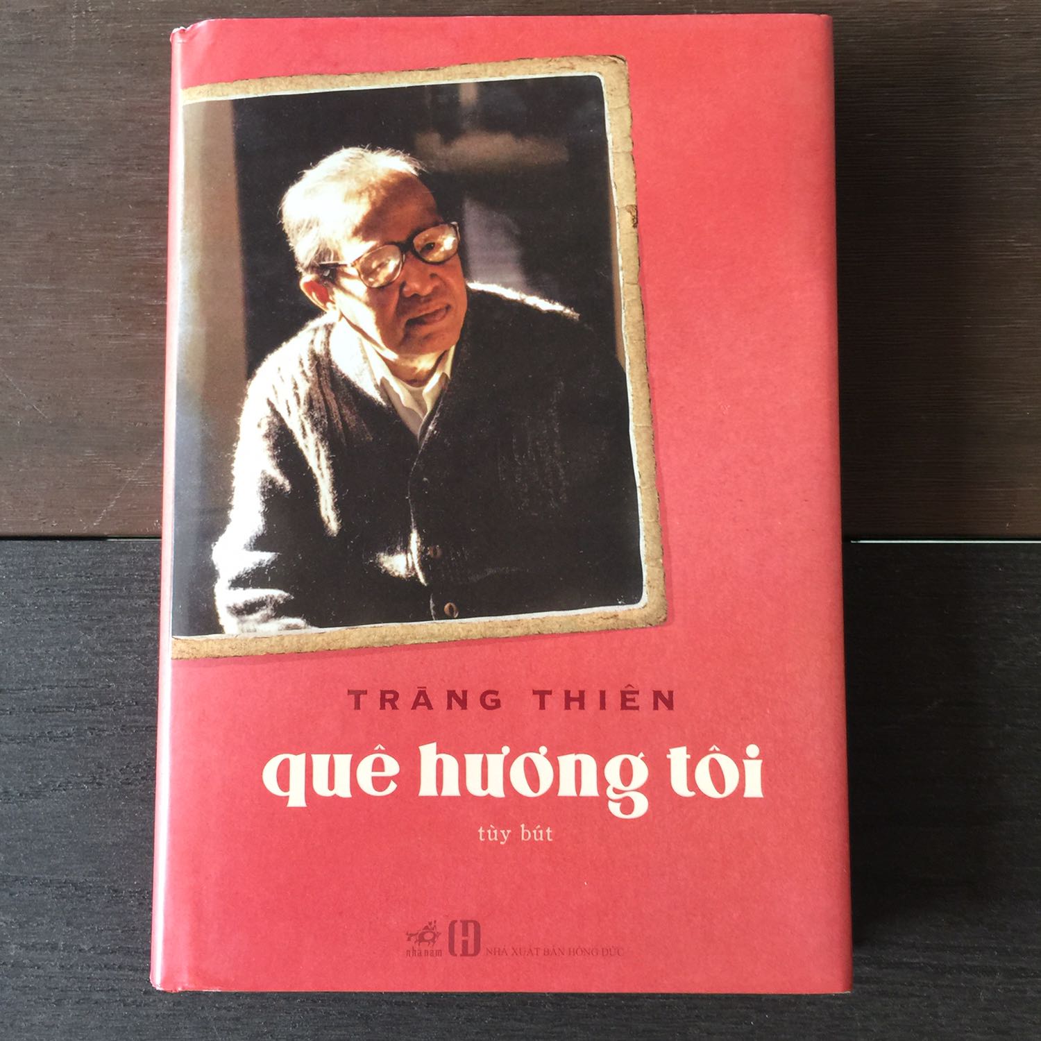 Đóng gói chưa tốt, khi vận chuyển bị móp bìa cứng ở cạnh gáy trên và dưới.
Xin đề nghị Nhà sách Tiki đổi cuốn khác!
Chân thành cảm ơn!
