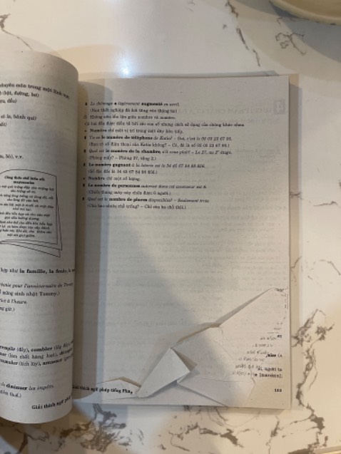 Ưu: sách to, giấy màu đọc không đau mắt (nhưng cũng là nhược điểm), đóng gói cẩu thả

Nhược: giấy siêu mỏng, chỉ cần đổ một giọt nước là rách trang. In cẩu thả, thiếu trang (xem hình đính kèm)