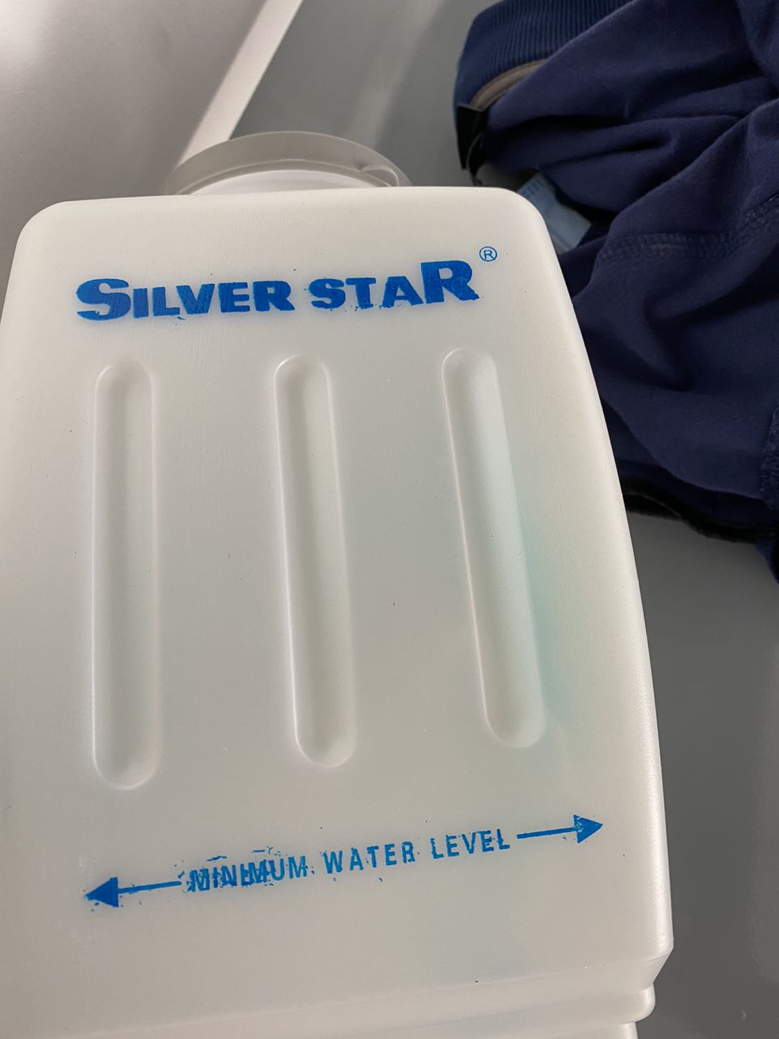 Hàng không giống mô tả , không tem nhập khẩu, chữ ở bình nước thì lem nhem . Không biết có phải hàng chính hãng không. chua dùng thu