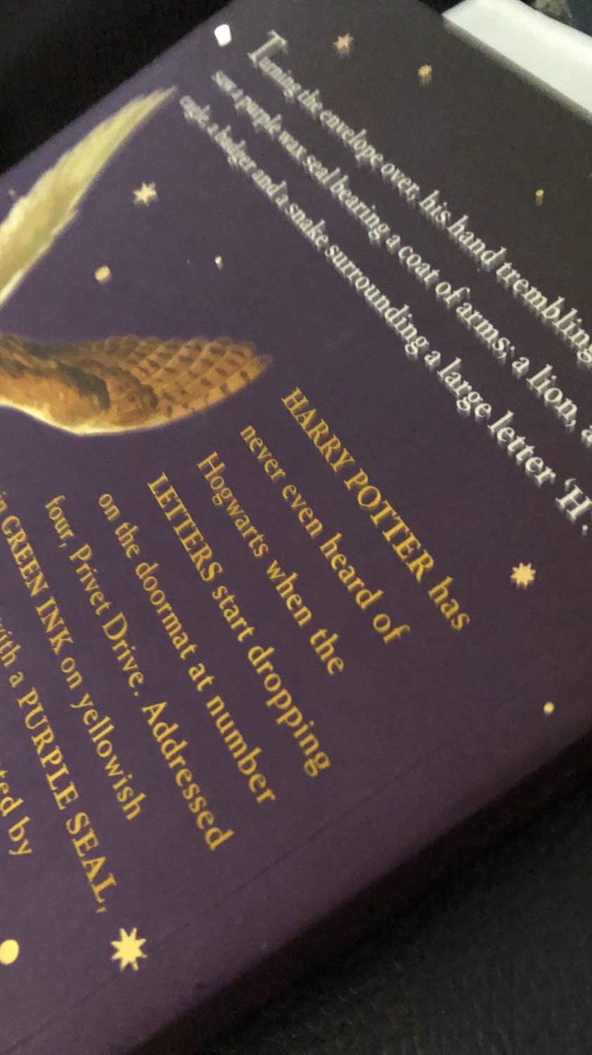 Giao hàng khá nhanh. Từ hôm đặt tới hôm mình nhận được là khoảng một tuần thôi, mà mình còn ở ngoại tỉnh nữa. Lúc nhận được thì box có bị móp một chút, may là bên trong không sao. Sách đẹp lắm luôn á mọi người. Bìa mịn như nhung luôn nên mình cứ cầm hoài =)) Bạn nào còn đắn đo thì nên chờ sale xuống khoảng 800k rồi mua luôn đii