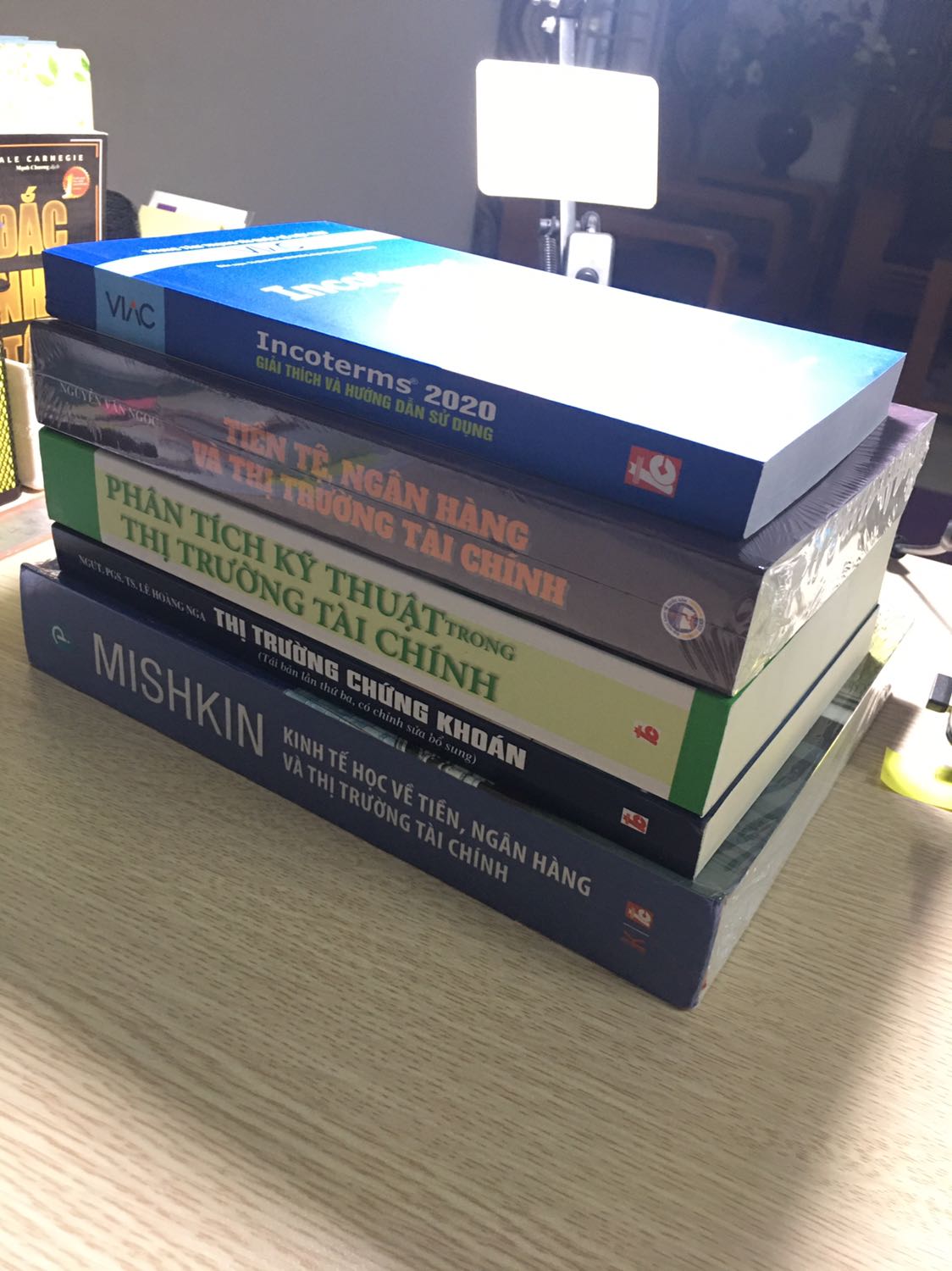 Sách mới tinh, shop đóng gói cẩn thận. 
Tìm hiểu về Mishkin đã lâu, thấy sách ra mình đặt mua ngay. 
Mishkin là giáo sư danh tiếng của Đại học Columbia. Ông còn là thành viên Hội đồng Thống đốc Fed giai đoạn 2***. 
Kinh tế học về tiền, ngân hàng và thị trường tài chính - cuốn sách này của ông là một trong các lý do để Fed mời ông vào vị trí quan trọng đó.