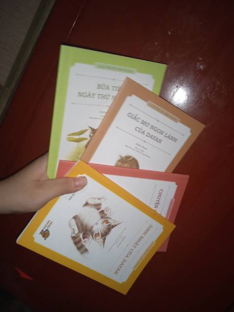 Sách hay chuẩn, giấy xịn mực in đẹp,quan trọng là giá rẻ hơn giá ở bìa. Mua luôn mấy cuốn liền