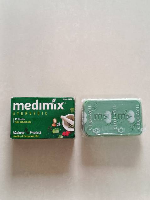 Xà bông thơm mùi thảo mộc,cầm tắm cũng dễ chịu,ko khô da,tuy nhiên mình thik mùi chai sữa tắm cùng loại hơn