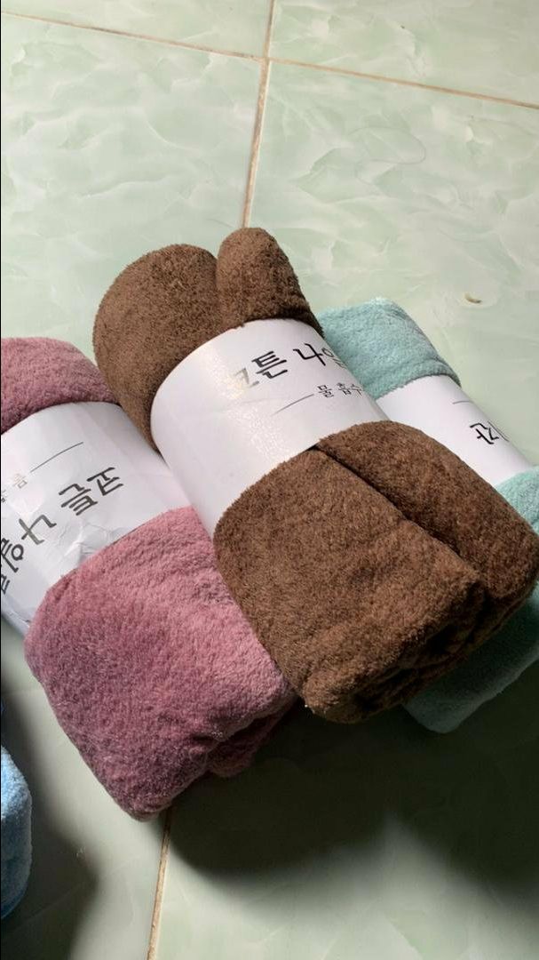 Khăn rất to,k mỏng lắm, lông mềm, màu cũng khá xinh. Giao hàng nhanh. Hài lòng