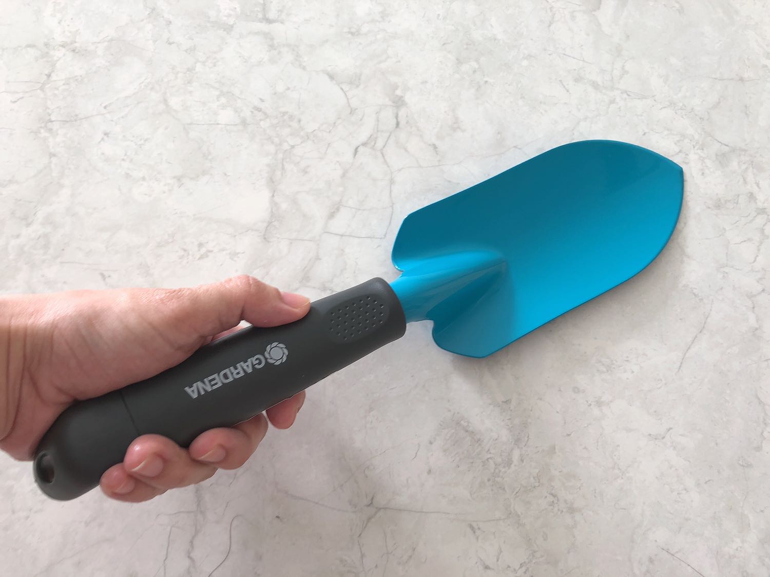 Xẻng đẹp, tay cầm chắc chắn, màu chuẩn y hình, nước sơn bóng đẹp, có tem, mã vạch đầy đủ. Bền hay không thì xài một thời gian mới biết được.