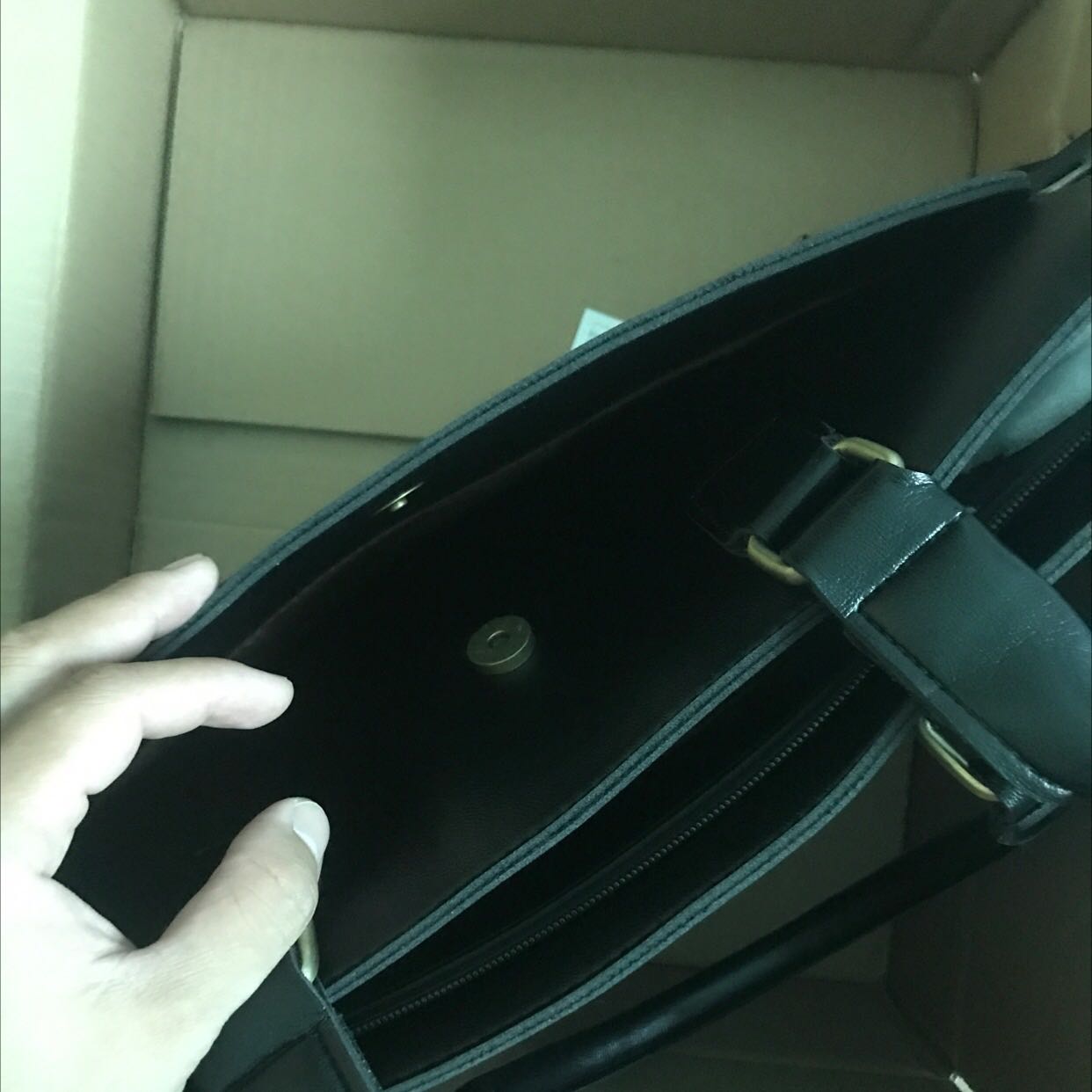 Giá quá rẻ, chất da mềm dầy dặn, đường may không lỗi lầm. Nên mua nha mọi người . Đóng gói chắc chắn . Cảm ơn Shop nhiều