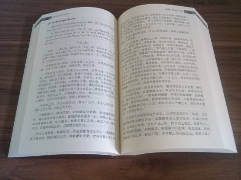 Phần trình bày văn bản rõ ràng. Tiêu đề, cước chú làm kỹ. Font chữ dễ nhìn, thân thiện với người đọc. Ngoài ra còn có bảng chỉ mục khá hữu ích, tiện cho việc tra cứu; và 5 bảng gia phả các triều đại được in rời. Nói chung, vừa mới lướt nhanh cuốn sách là đã ưng ý!