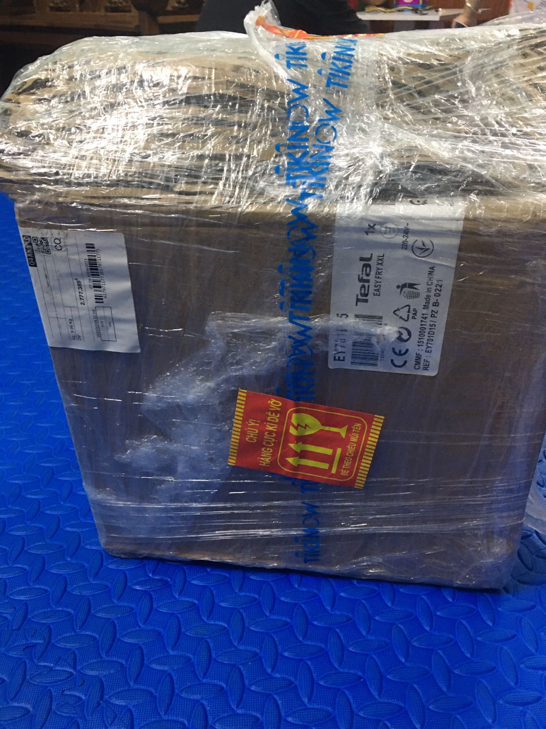 Shop đóng gói cẩn thận. Còn thêm 1 thùng carton bên ngoài thùng của nồi. Ưng lần 1
Kiểm tra nồi không có lỗi lầm. Ưng lần 2
Nồi to. Dễ sử dụng. Nấu được nhiều món ngon. Thoải mái dùng cho gia đình 4 người. Ưng lần 3
Mua nồi được tặng kèm máy cắt cam và bàn là ủi cầm tay. Ưng lần 4
Mua thêm 1 chảo lại đúng đơn tk khuyến mãi mua 1 tặng 1. Ưng lần 5
Mua nồi chiên nhỏ sale còn 1tr5 ưng lần 6
Tổng 1 nồi to, 1 nồi nhỏ vỏ nhựa, 1 máy vắt cam, 1 bàn là cầm tay, 2 chảo là 4.237.000đ. 
Hối hận vì không mua sớm hơn