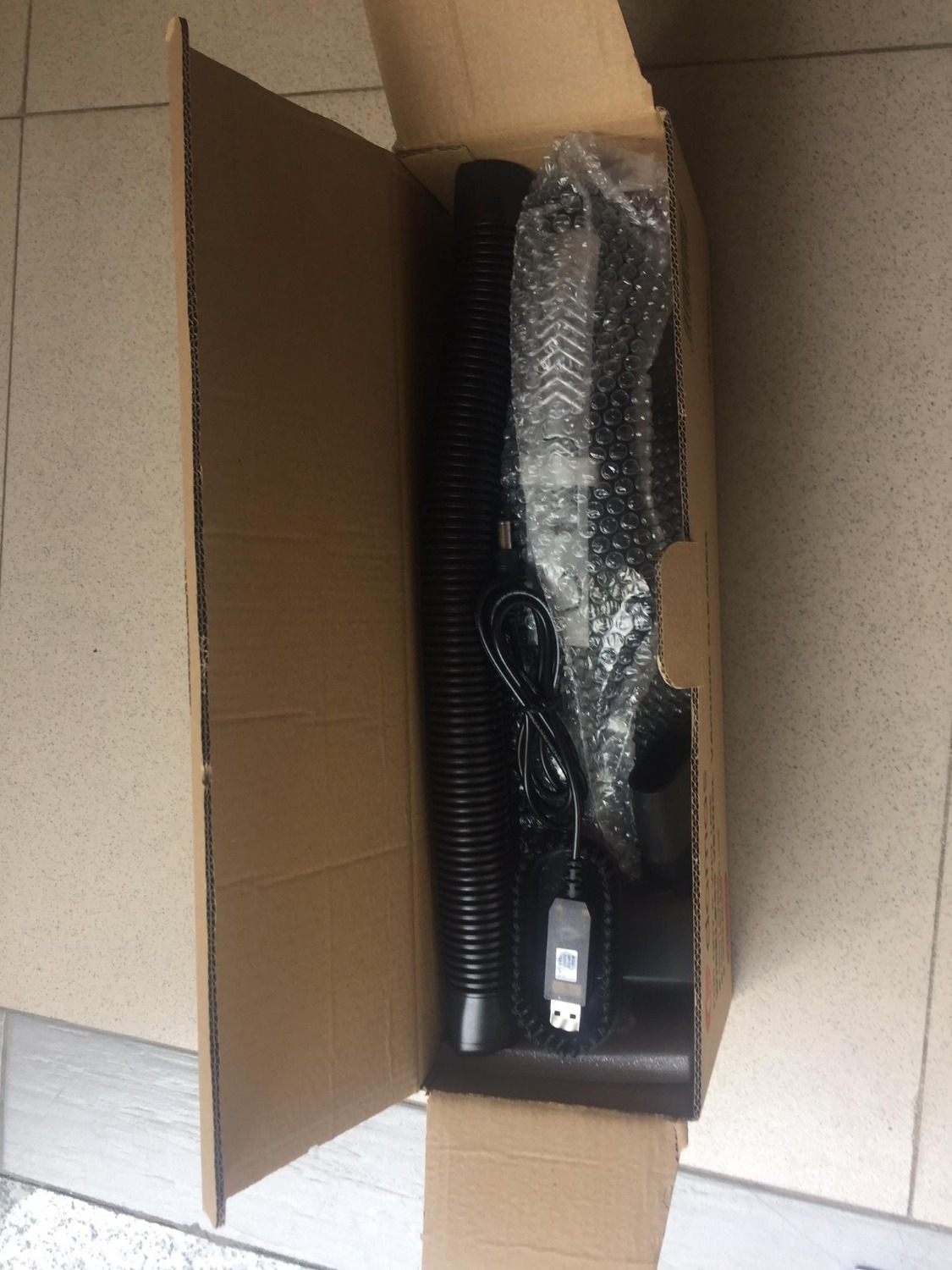 Sau khi ngó nghía tất cả các dòng máy hút bụi thì mình đã quyết định mua máy của shop, cảm giác đầu tiên là thấy hài lòng về lựa chọn của mình, 1 thương hiệu rất mới ở thị trường Damas, hình như chỉ mới đc 1-2 tháng nhưng sản phẩm rất tạo độ tin tưởng cho khách hàng. Vỏ hộp đc đóng gói cẩn thận, khéo còn dầy dặn hơn nhiều mấy hãng nổi tiếng như Deerma hay Rundong, máy được bọc 1 lợp chống va đập. Điểm để mình đánh giá shop tốt là có kèm phiếu bảo hành điện tử cho  khách hàng, rất tiện cho khách biết đc thòi gian bảo hành. Về sản phẩm, máy được kèm nhiều đầu hút, công suất tương đối mạnh, mẫu mã đẹp, máy nhẹ dễ cầm và sử dụng. Chốt lại là với giá hơn 300k để có 1 máy hút bụi đa năng như vậy thì rất đáng tiền ạ!