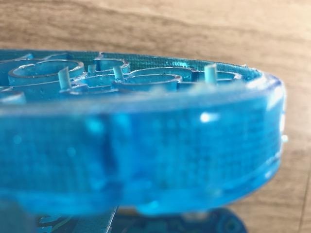 Tôi rất thất vọng khi nhận được sản phẩm không đúng như quảng cáo: nhãn hiêu in trên quai dép mất nét và thiếu nội dung, còn lung tung phần nhựa dư chung quanh dép và mặt dưới dép, đi đau chân ..., xuất xứ Hàn Quốc như thế sao??? không phù hợp với giá đã mua (mặc dù đã được giảm giá)